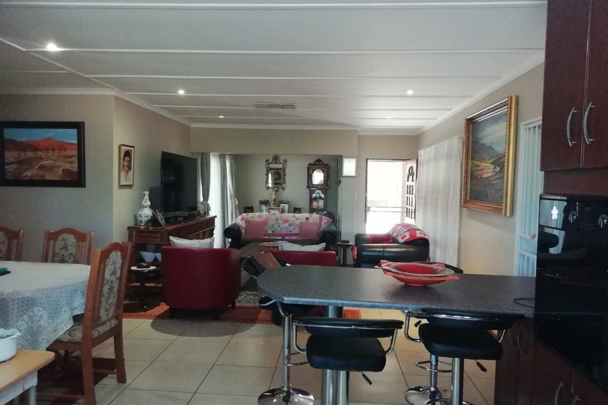 Stunning 3-bedroom townhouse off the grid in an immaculate complex - Photo 2