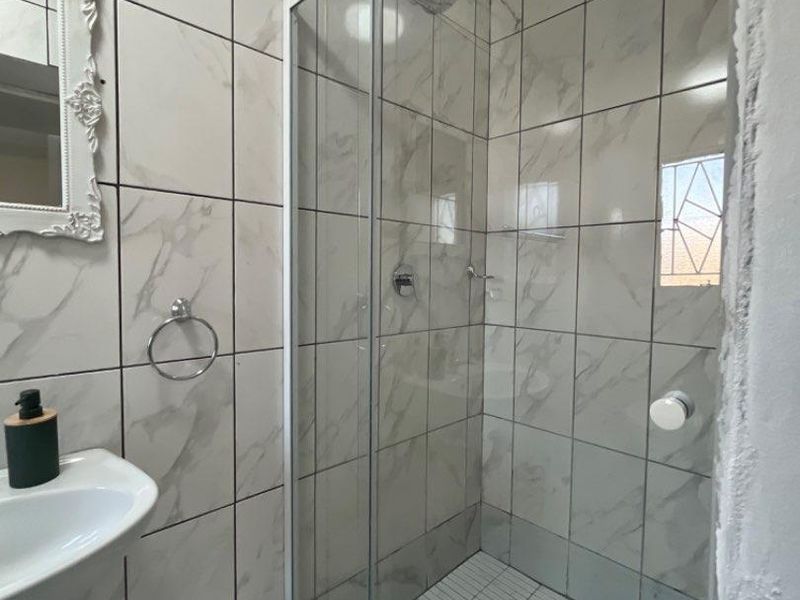 Guest house for sale🏡 🏡 Dorado Park 📍 💰 Selling Price: N$3.2 Million cost exclusive 💥 erf size 392 square meters  (Includes all furniture and fittings) Pro - Photo 10