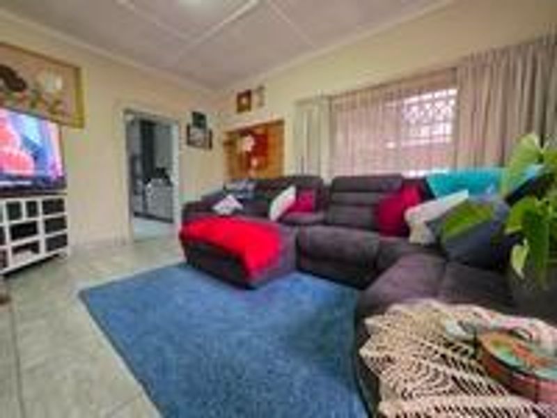 SUPERB FAMILY HOME OFFERING EASY LIVING IN NEW REDRUTH - Photo 3