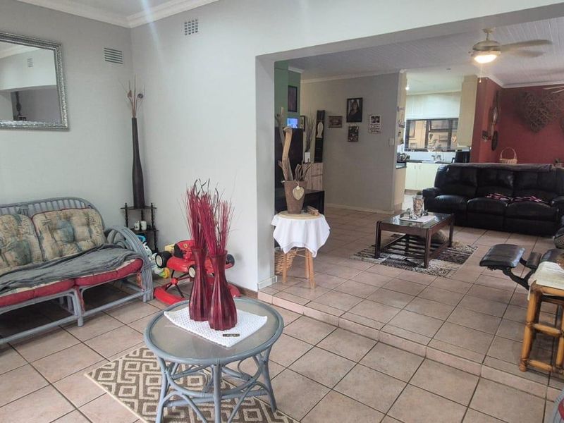 Where Family Memories Begin ! Beautiful family home in Glenmore Beach, Port Edward. - Photo 10