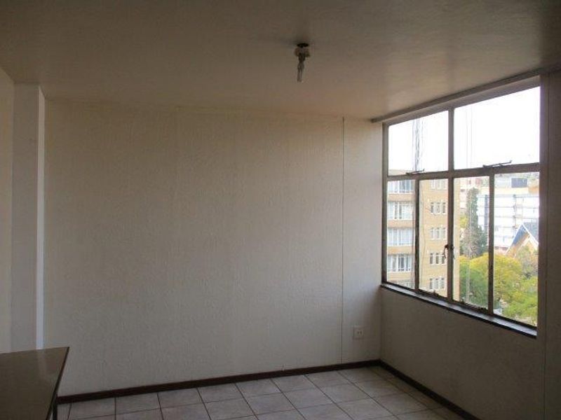 BACHELOR FLAT TO RENT IN SUNNYSIDE - Photo 8