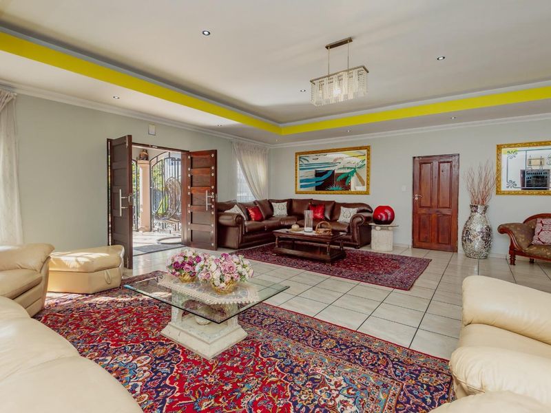 Large Immaculate Family Home with 2 Bedroom Flat - Photo 3