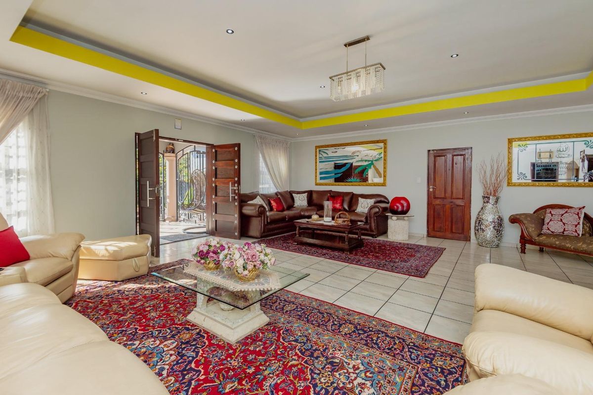 Large Immaculate Family Home with 2 Bedroom Flat - Photo 3