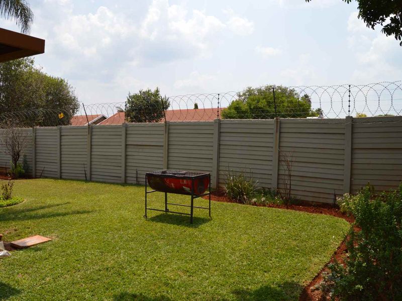 Charming 3-Bedroom Townhouse Simplex in a Secure Complex - Photo 4