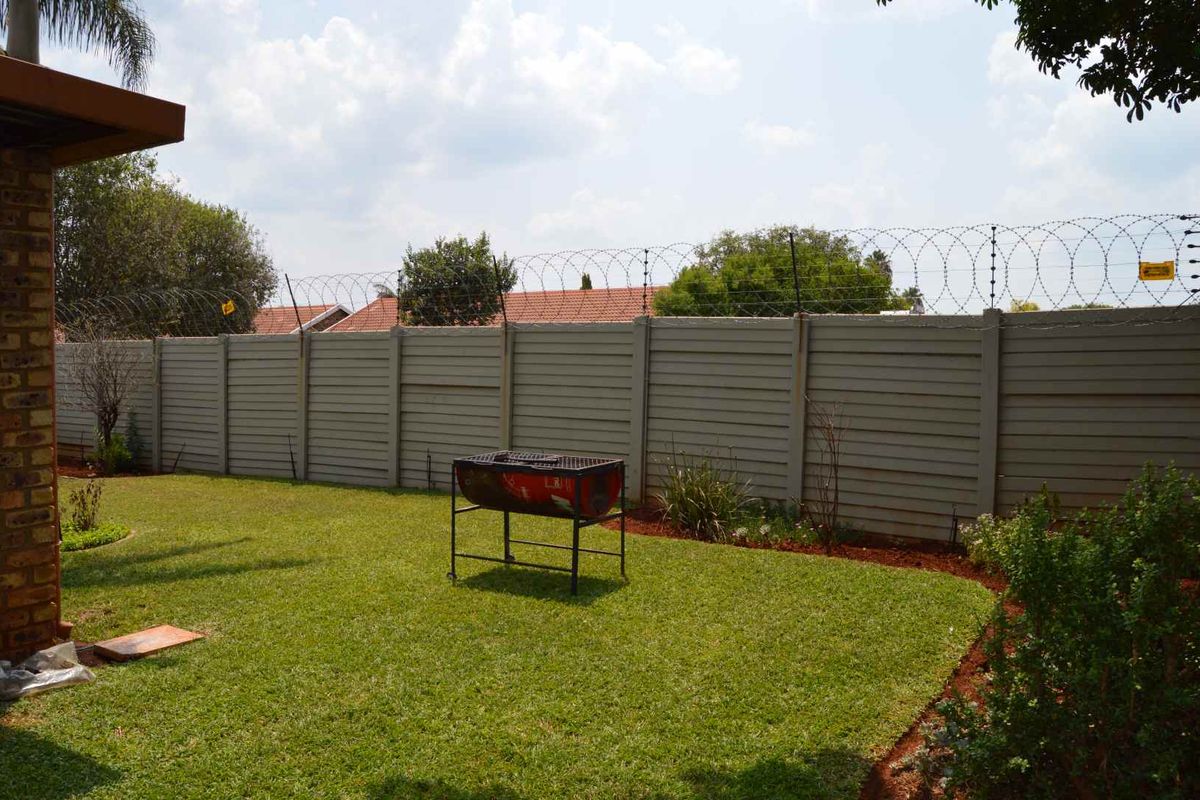 Charming 3-Bedroom Townhouse Simplex in a Secure Complex - Photo 4