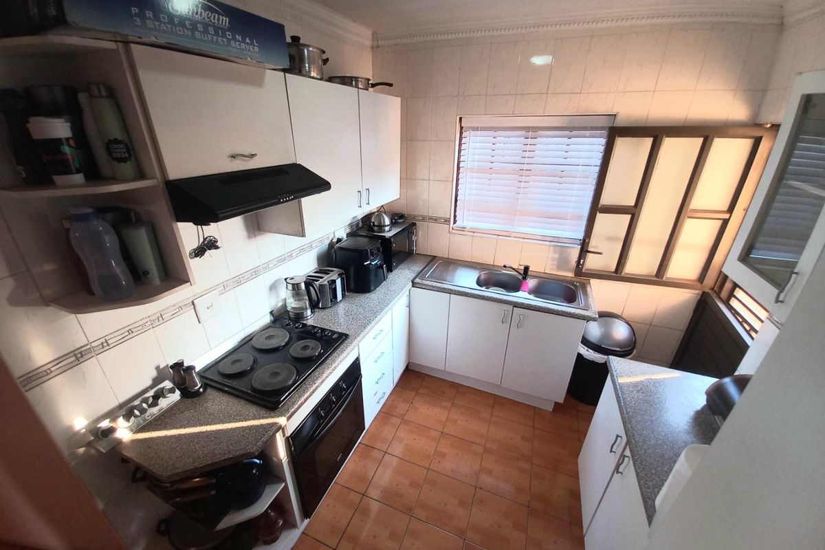 Four bedrooms house for sale in Atteridgeville - Photo 5