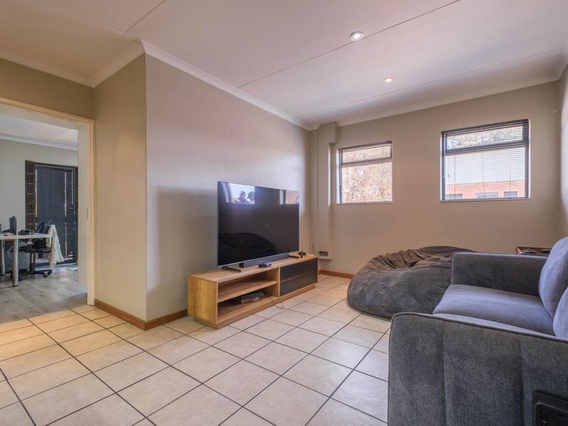 Two bedroom two bathroom apartment in fantastic condition - Hatfield - Photo 3