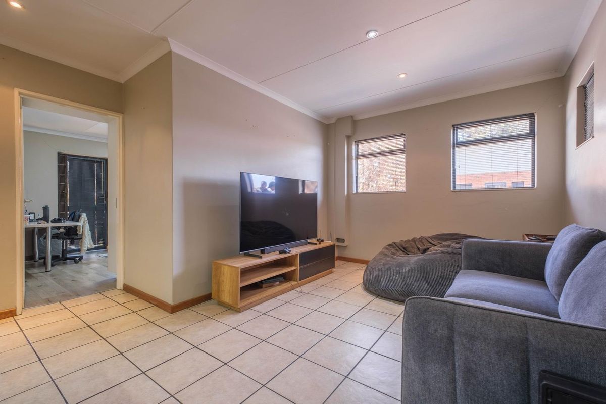 Two bedroom two bathroom apartment in fantastic condition - Hatfield - Photo 3