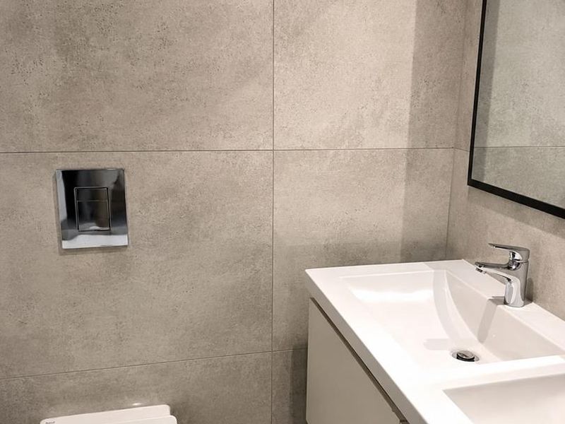 Modern 2 Bedroom/2 Bathroom to Let - Photo 2
