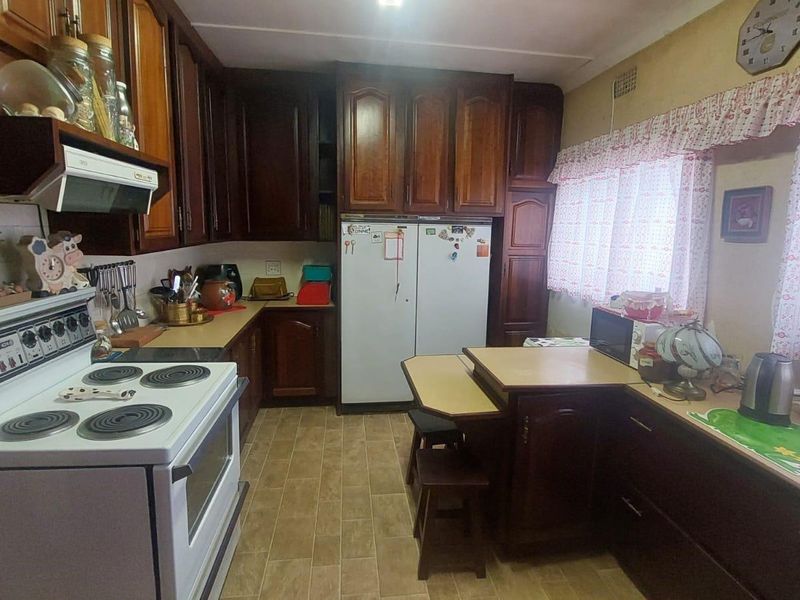 Comfortable Living: 3 Beds, Full Bath and a well maintained garden! - Photo 7