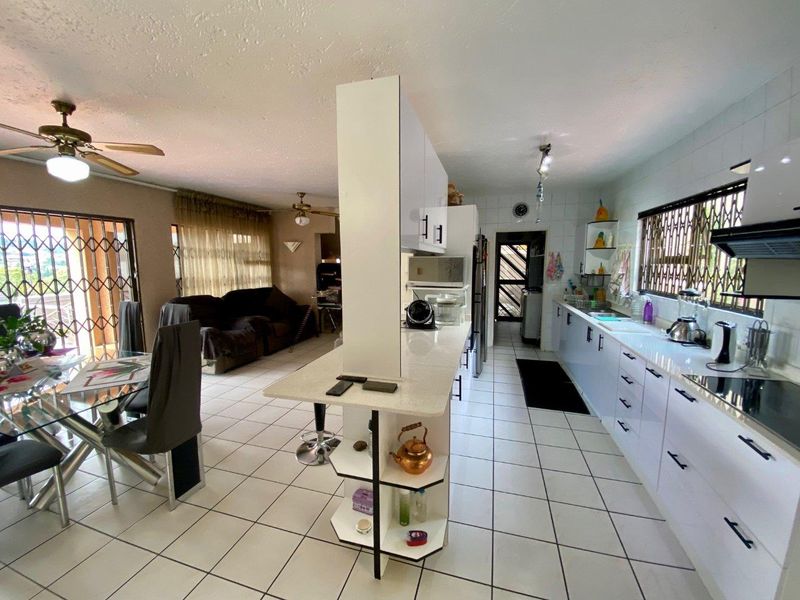 FAMILY AND ENTERTAINING LIVING IN BASSONIA - Photo 5