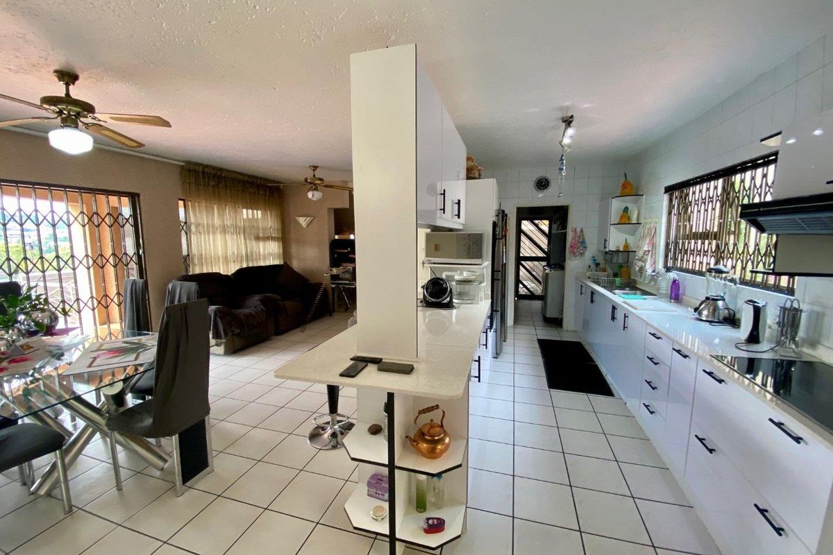FAMILY AND ENTERTAINING LIVING IN BASSONIA - Photo 5