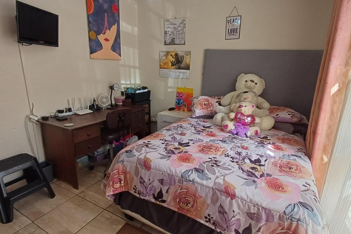 Neat as a pin - Photo 5