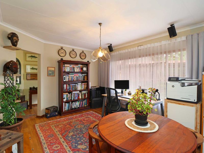 Elegant, Energy-Smart Family Home with 2 backup water tanks - Photo 8