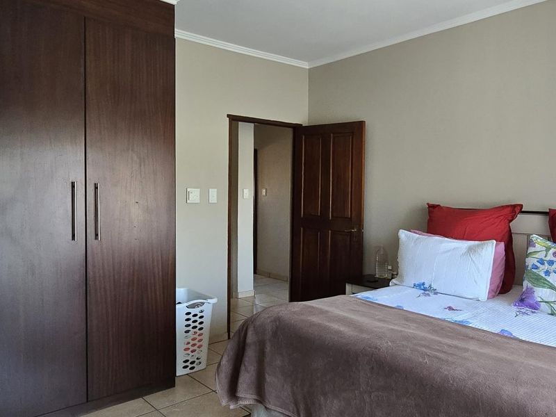 4 Bedroom House for Sale in Rooihuiskraal North - Photo 10