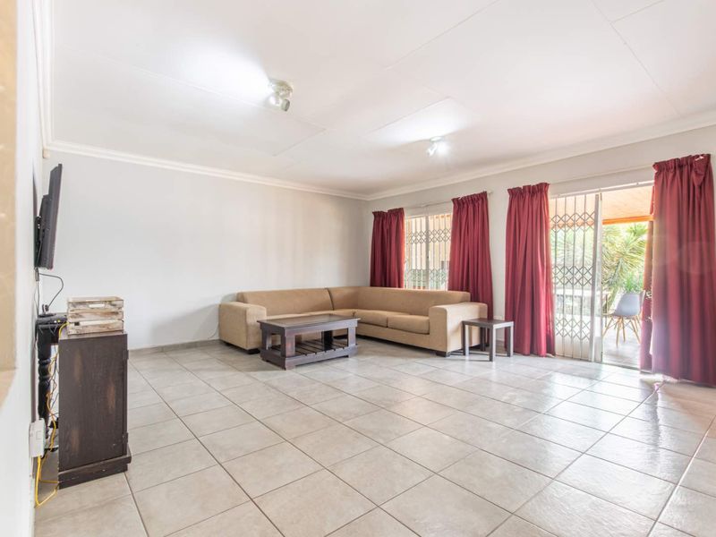 Spacious Family Home in Weltevreden Park - Photo 7