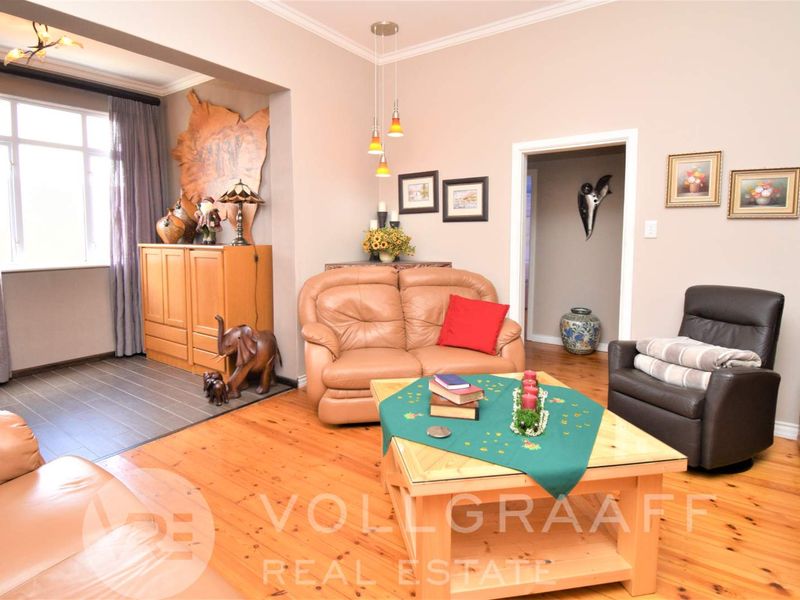Investor’s dream: Stylish home plus 3 beautiful income-generating flatlets in CBD, Swakopmund - Photo 9