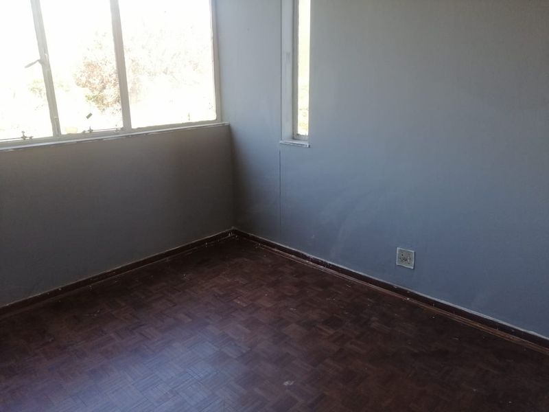 **Spacious Room for Rent in the Heart of Pretoria Central** - Photo 9
