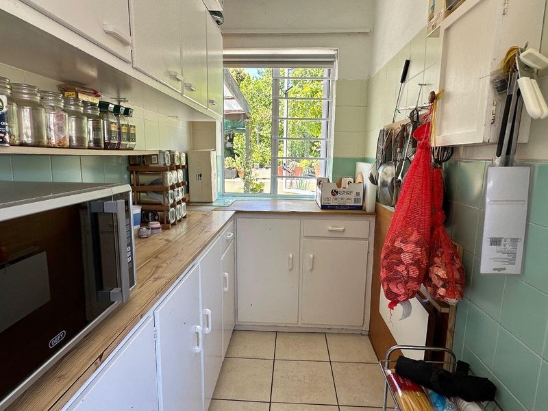 Spacious Apartment Centrally Located - Photo 3