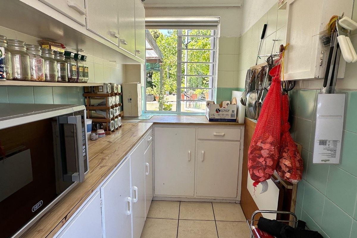 Spacious Apartment Centrally Located - Photo 3