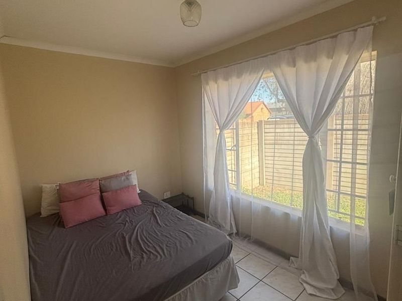 Townhouse for Sale in Secure Complex in Garsfontein. - Photo 10