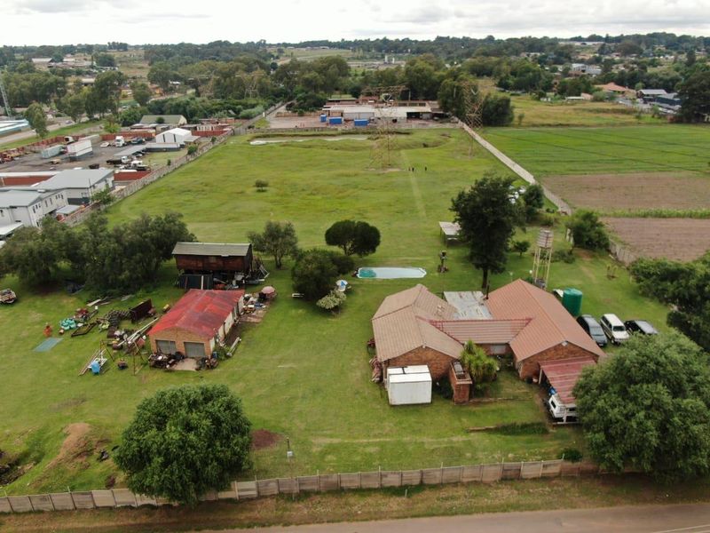 PRICED TO SELL – 2.02HA PROPERTY WITH HOUSE | MASSIVE DEVELOPMENT POTENTIAL - Photo 1