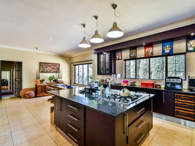 Large family home with five bedrooms and loads of entertainment spaces - Grootfontein Country Estate - Photo 4