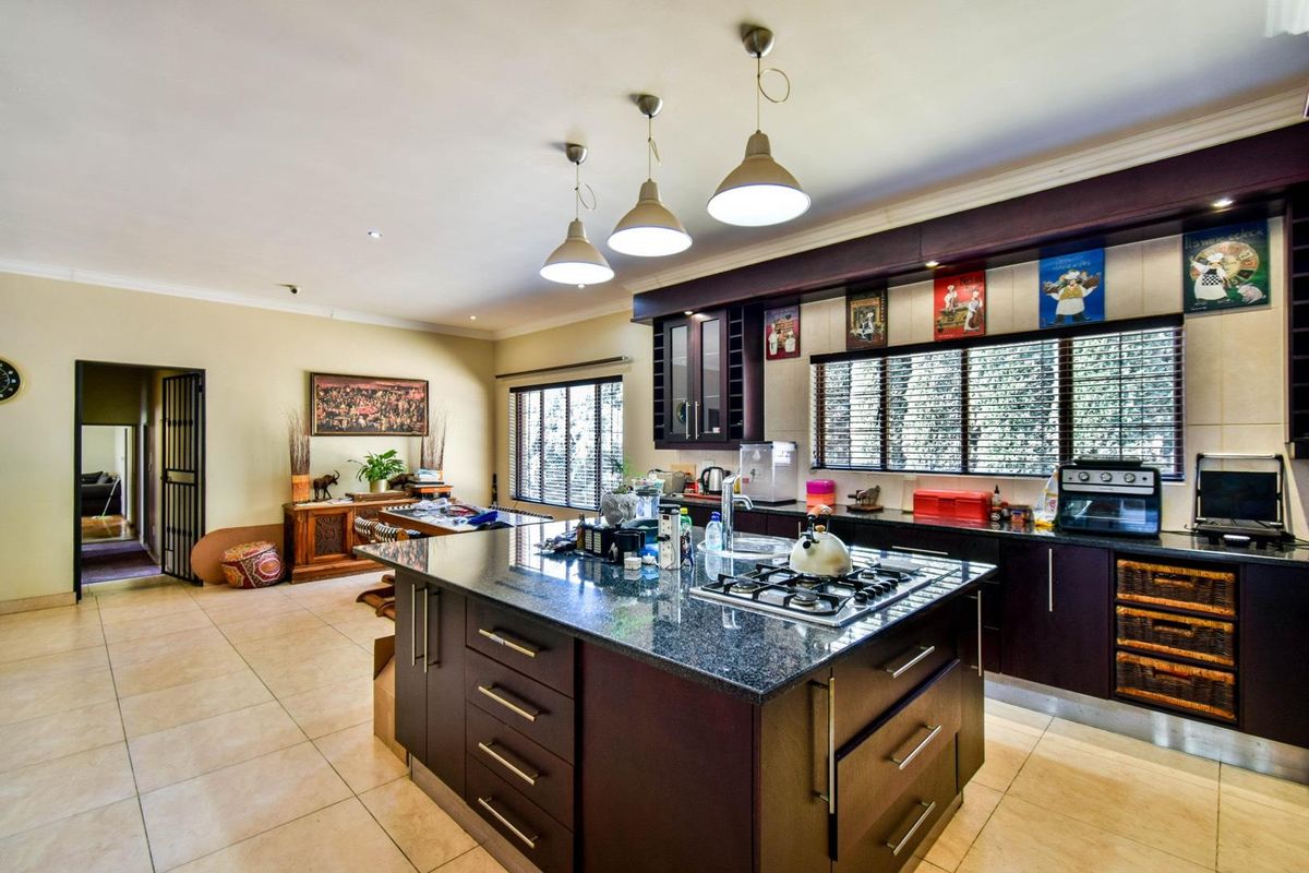 Large family home with five bedrooms and loads of entertainment spaces - Grootfontein Country Estate - Photo 4