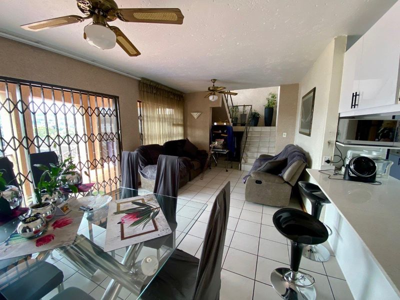 FAMILY AND ENTERTAINING LIVING IN BASSONIA - Photo 6