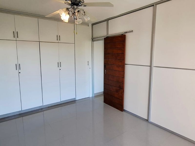 Immaculate Kitchen & Elegant Bedroom in Prime Location! - Photo 3