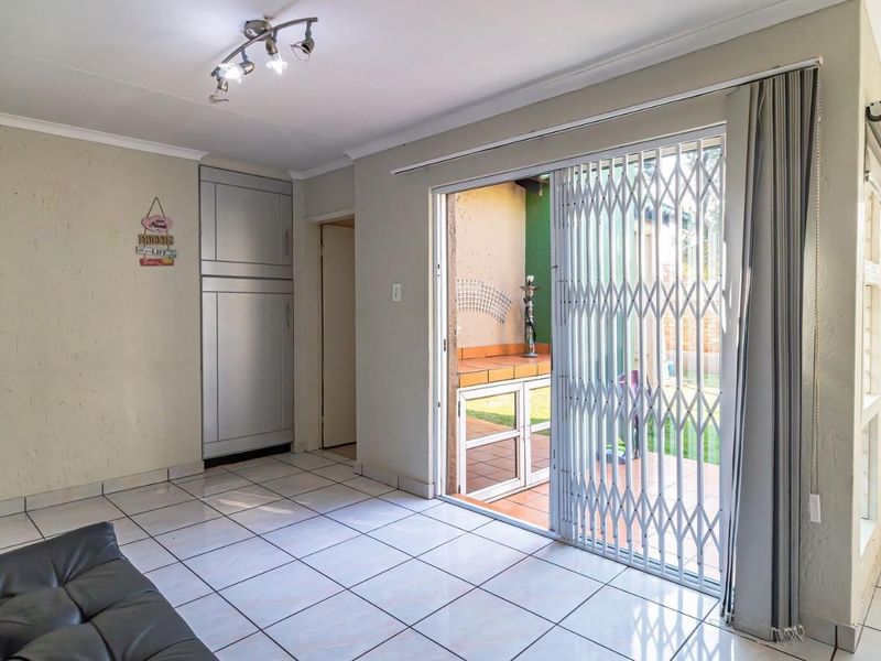 3-Bedroom Garden Simplex in Secure Complex - Photo 7