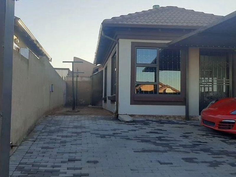 Family Home House in Nkgo crescent Soshanguve East - Photo 2