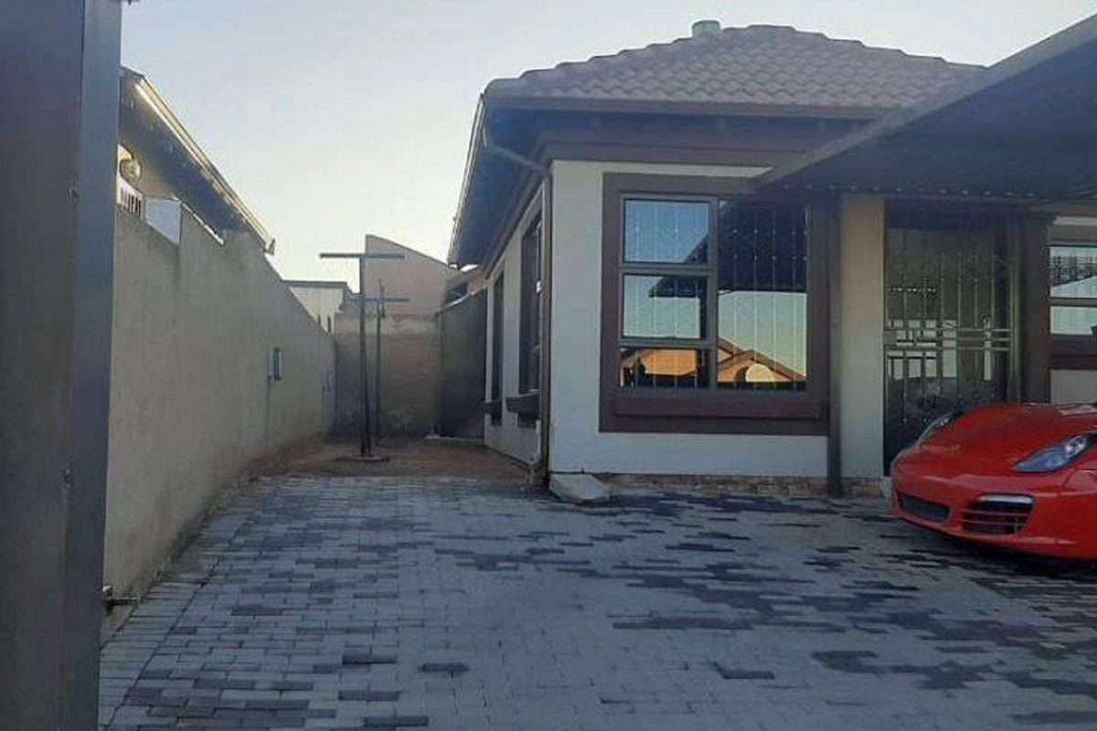 Family Home House in Nkgo crescent Soshanguve East - Photo 2