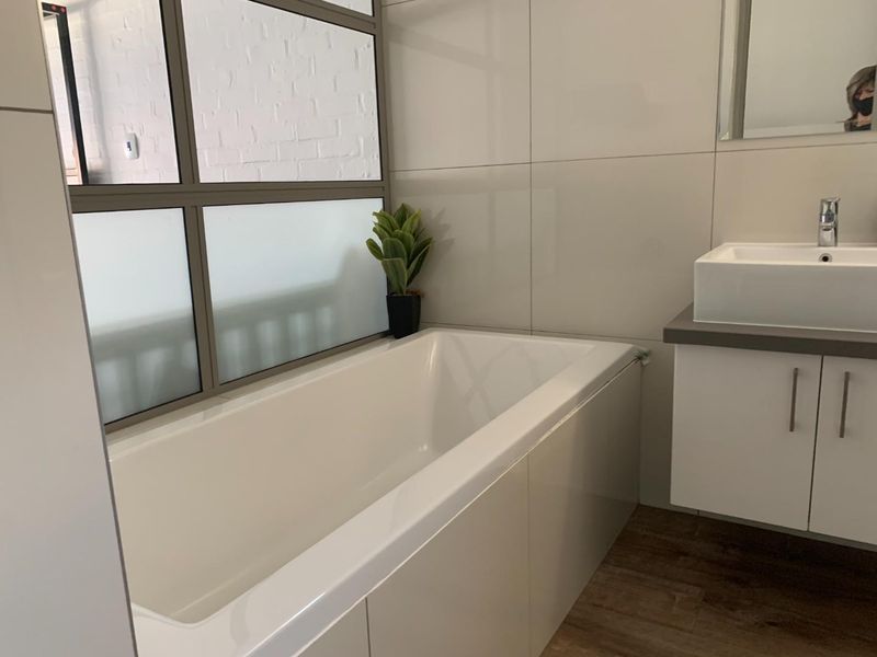 DELIGHTFUL TOWNHOUSE - Photo 10