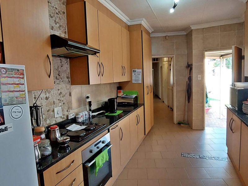 Family home with Flat - Photo 8