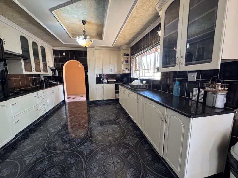 Spacious 3-Bedroom Home in Akasia Pretoria - Photo 3