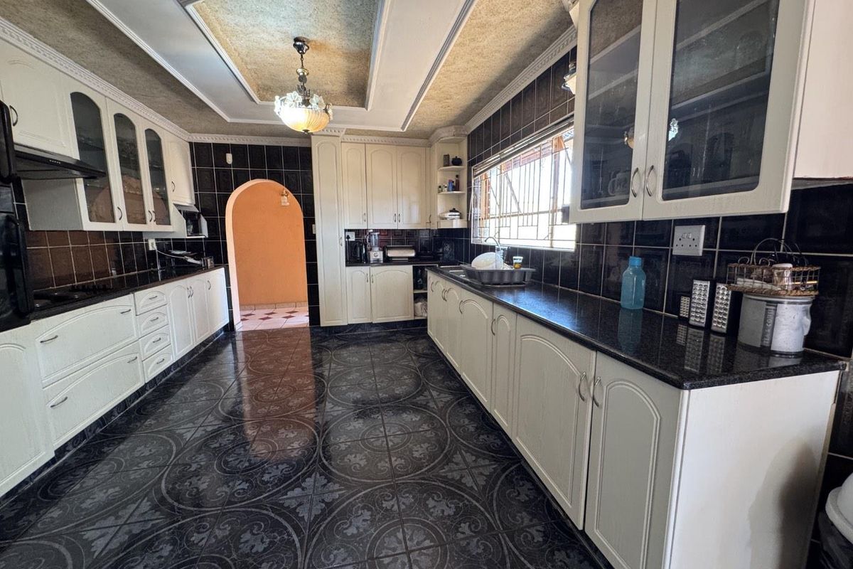 Spacious 3-Bedroom Home in Akasia Pretoria - Photo 3