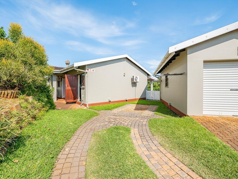 Freestanding Stepless Simplex with Private Garden and Exceptional Parking - Photo 6