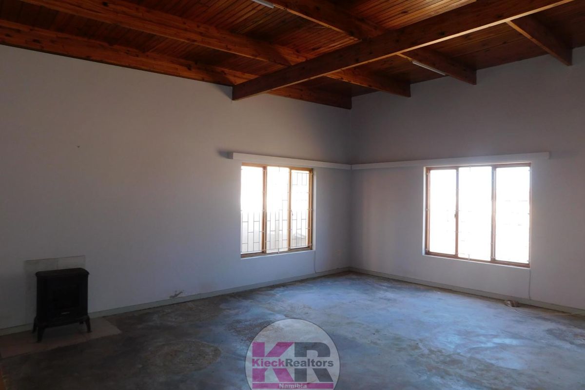 3 Bedroom House for Sale in Henties Bay Central 233m2 - Photo 4