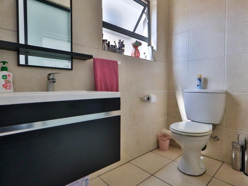 Modern 2-Bedroom Apartment in Central Park! - Photo 10