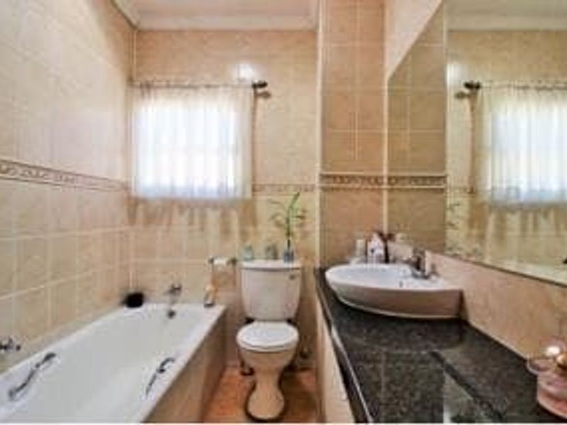 Spacious Duplex Living with Garden, Pool & Unique Lift Feature – Pet Friendly! - Photo 5