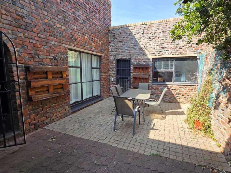 “Comfort, Space & Convenience – 5-Bedroom Home with Multiple Garages” - Photo 2