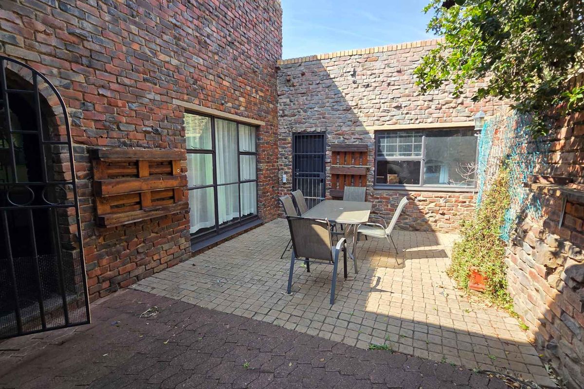 “Comfort, Space & Convenience – 5-Bedroom Home with Multiple Garages” - Photo 2