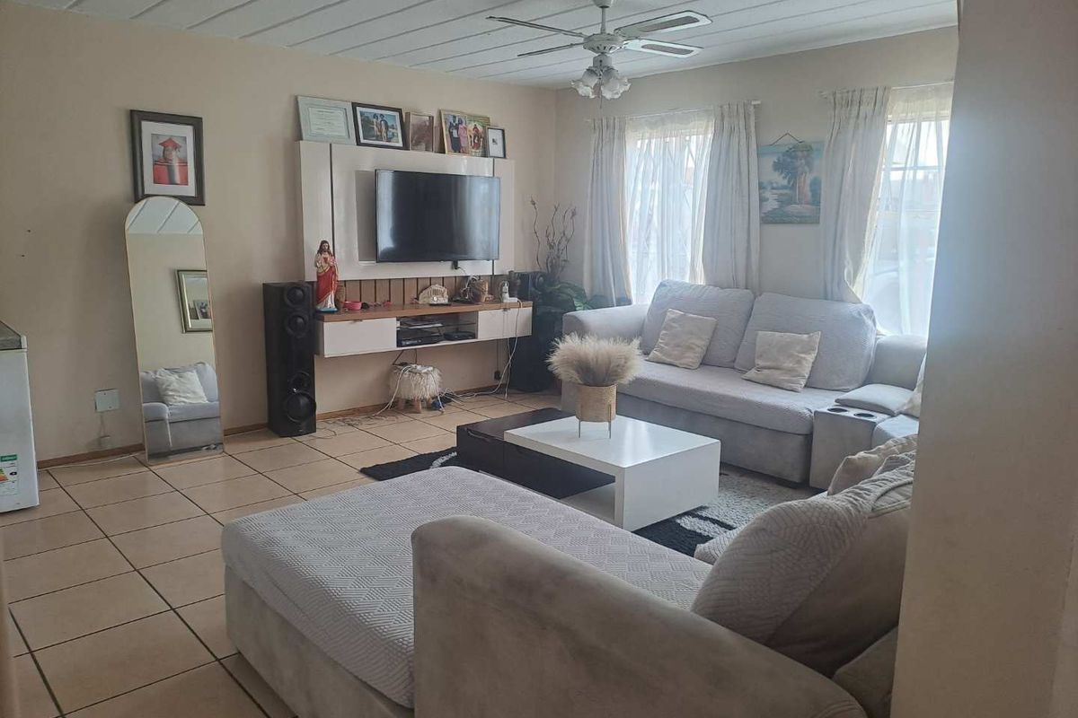 Ground floor apartment for sale in Die Hoewes. - Photo 4