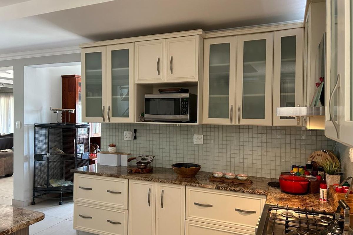 Outjo's Premier Home: Spacious, Stylish, Secure!" - Photo 3