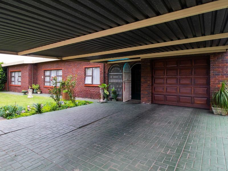 Charming 4-bedroom Facebrick home in a boomed neighbourhood - Photo 2