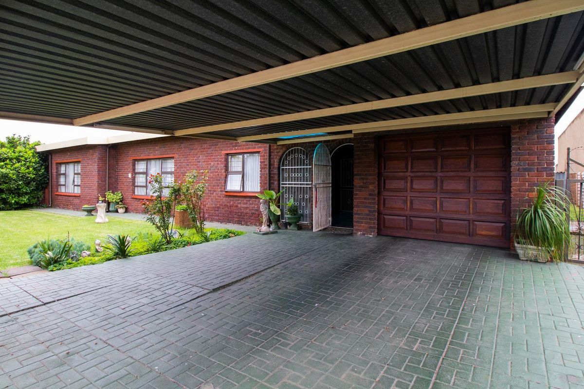 Charming 4-bedroom Facebrick home in a boomed neighbourhood - Photo 2