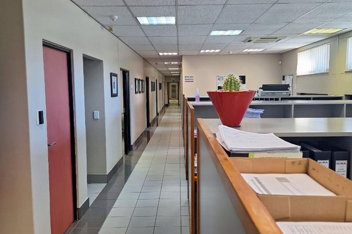 Office and Warehouse in best location Windhoek Central - Photo 2