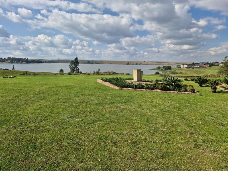 Luxury Waterfront Living for One - Secure, Stylish and Serene! - Photo 1