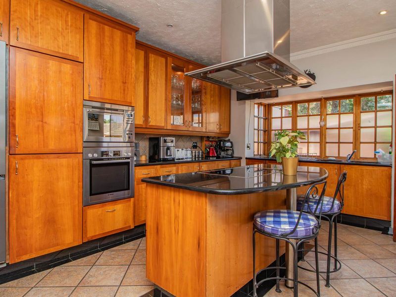 Endless Charm: Stunning Gardens & a Flatlet! - Photo 8